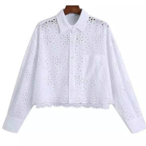 Blusa blanca bordada manga larga, holgada con botones.