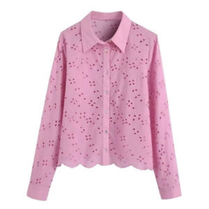Blusa rosa bordada, manga larga con cuello y botones.