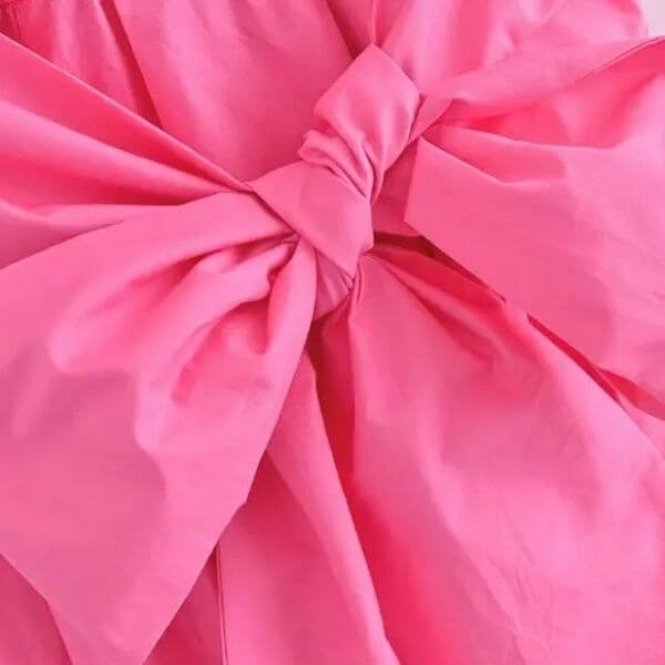 Vestido rosa con lazo grande sin mangas 4