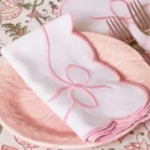 Mantel individual y servilleta de lino con lazo bordado 3